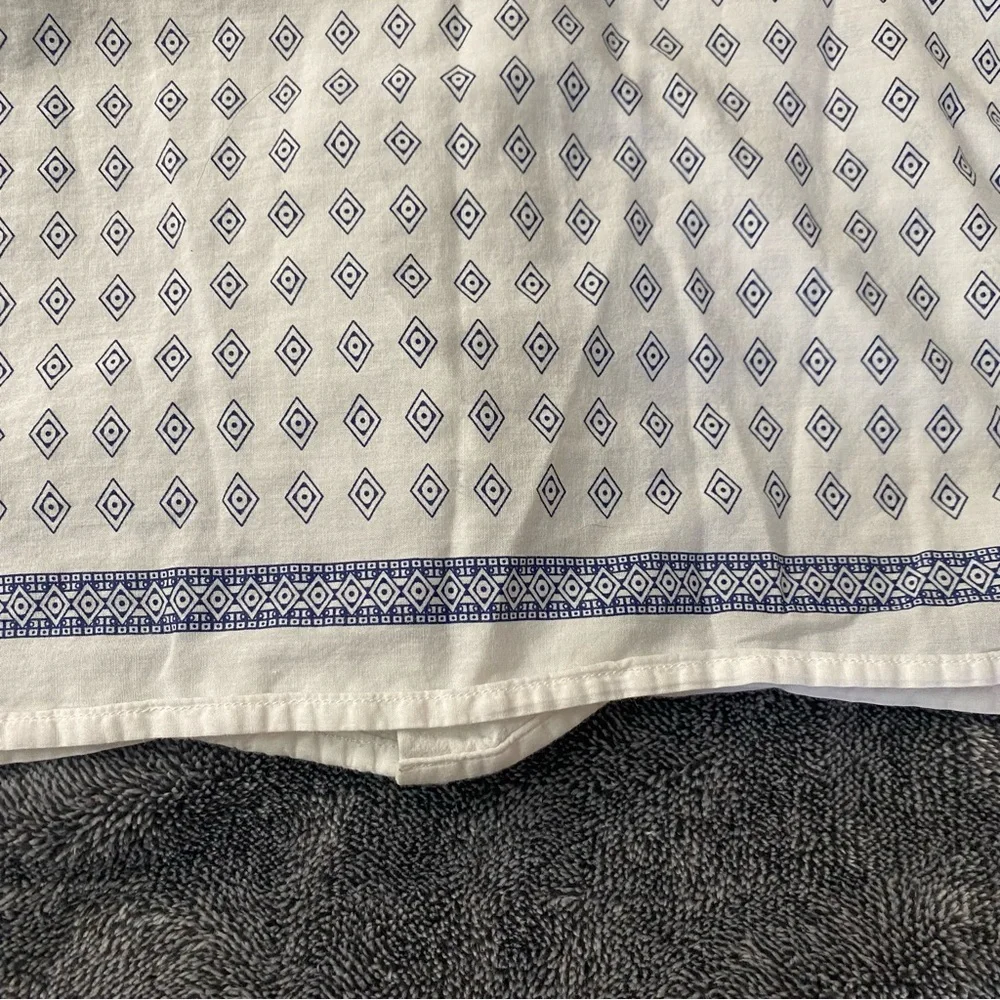 Banana Republic White and Blue Geometric Patterned 100% Cotton Button Down Shirt